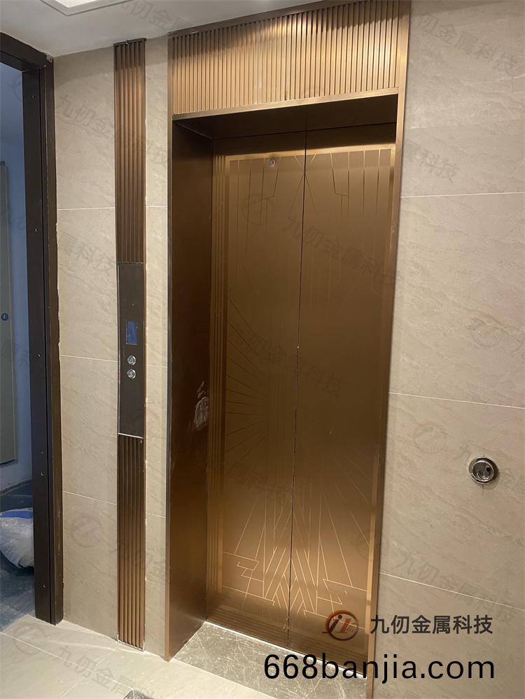 不(bu)鏽鋼蝕(shi)刻電梯(ti)門闆裝飾