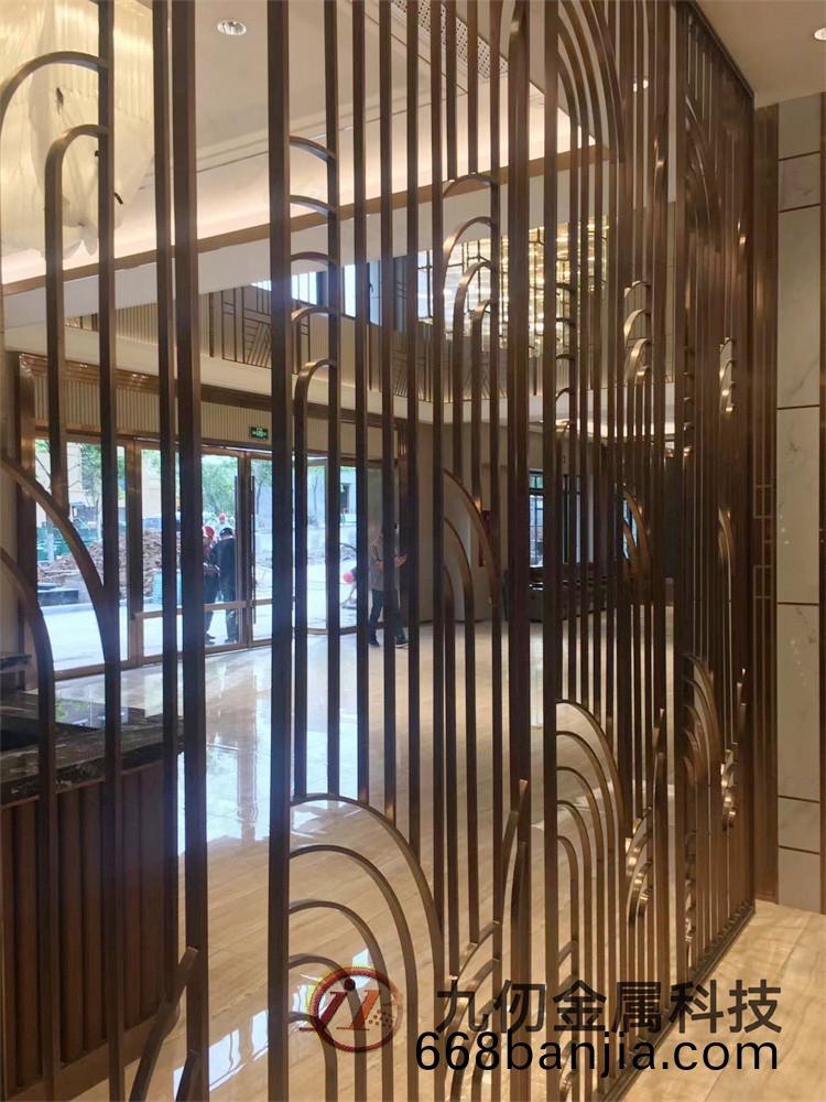 不(bu)鏽(xiu)鋼(gang)屏(ping)風(feng)隔斷設(she)計與(yu)風格趕(gan)潮(chao)流(liu)